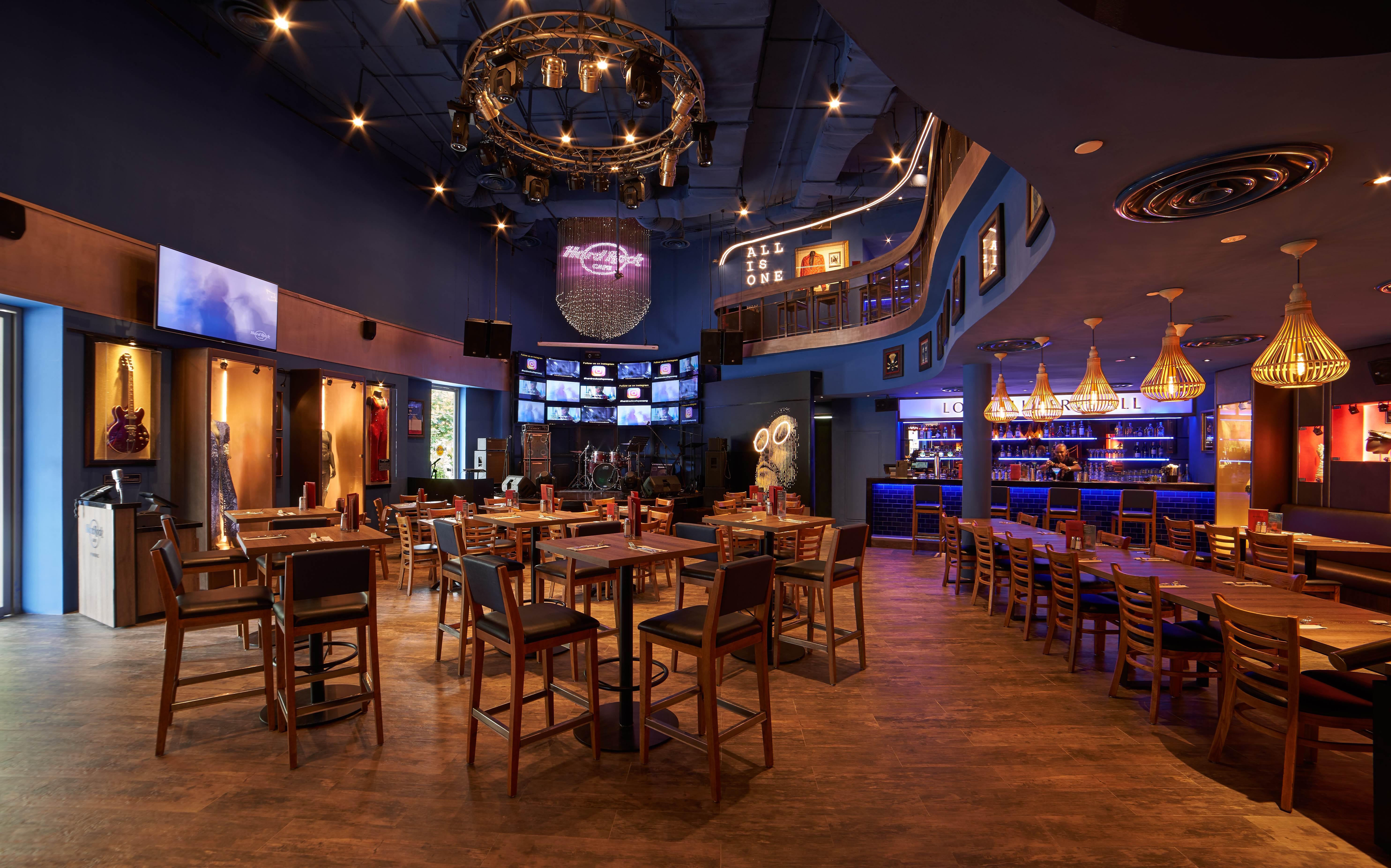 Hard Rock Hotel Penang Batu Ferringhi Zewnętrze zdjęcie The interior of a typical Hooters restaurant