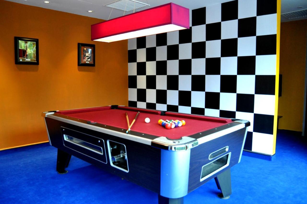 Hard Rock Hotel Penang Batu Ferringhi Zewnętrze zdjęcie A pool table