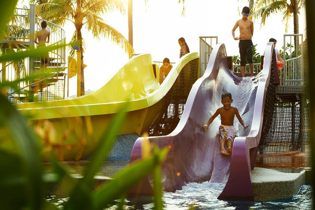 Hard Rock Hotel Penang Batu Ferringhi Zewnętrze zdjęcie Water slides at Splash Island
